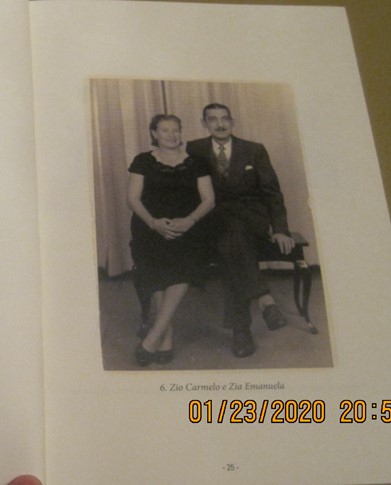 Photo numérique d’une photo en noir et blanc de deux Italiens habillés de manière formelle.