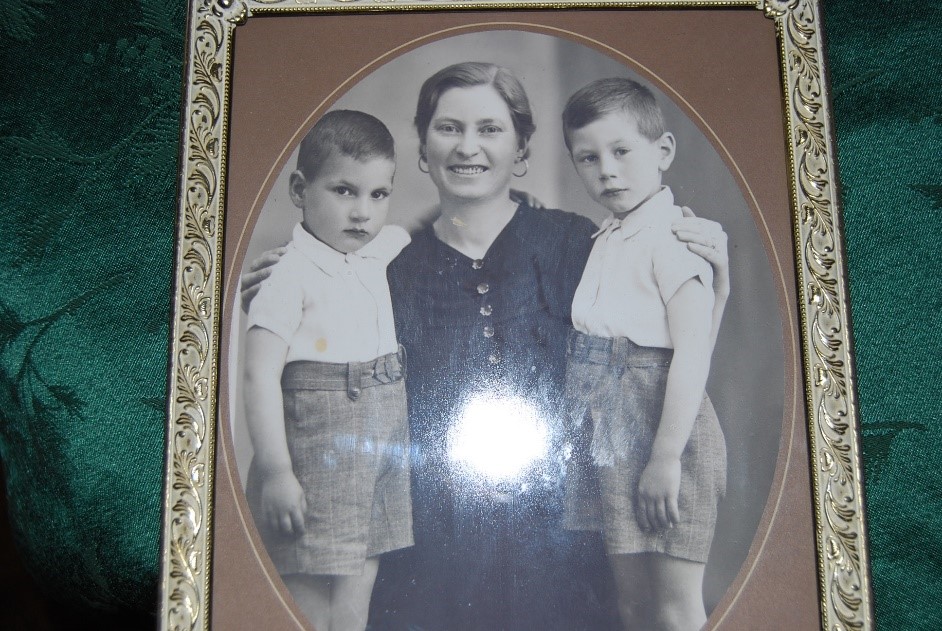 Cadre contenant une photo en noir et blanc d’une femme italienne avec deux enfants.