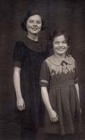 Portrait de Catherine et Anne, jeunes filles, portant des robes.
