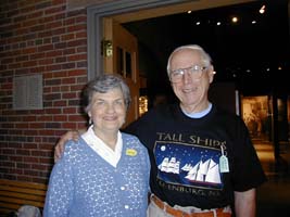 Catherine et Gordon en couple, plus âgés, Gordon porter Tall Ships T-shirt.