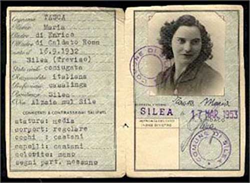 Page d’un vieux passeport avec la photographie de Maria Cescato.