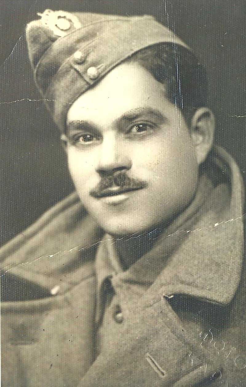 Un jeune homme en uniforme militaire pose pour un portrait.