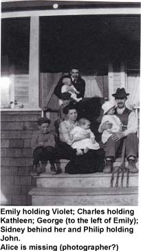Famille avec des bébés, assis sur les marches d’entrée d’un porche. 