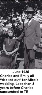 Femme assise et homme debout à ses côtés avec la main sur son épaule. 