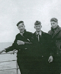 Cornelius et deux jeunes gens s’appuyant contre une rambarde à bord.