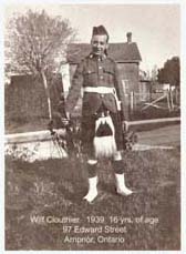 Le jeune Wilfred debout en tenue écossaise traditionnelle. 