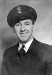 Portrait du jeune Howard en uniforme et casquette. 