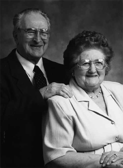 Un homme et une femme posent pour un portrait photo.