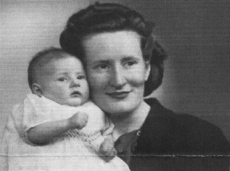Portrait noir et blanc de jeune femme tenant un bébé.