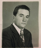 Portrait du jeune Pompilio en costume et cravate.