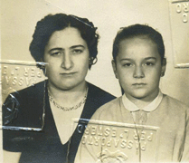 Photographie du passeport tamponné  de Rosa et de Carmela, avec des marques de tampon. 