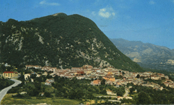 Magnifique vue aérienne d’une ville italienne sur une montagne verte. 