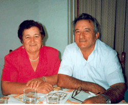 Photographie couleur de Pompilio et de Rosa, plus âgés, assis à une table.