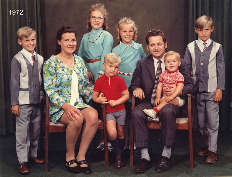 Portrait des six enfants, homme, et femme.