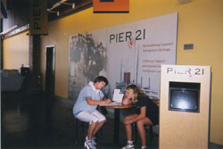 Irene et sa petite-fille assises à une table au Musée du Quai 21. 