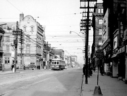 Vieille photo de la voiture de tramway sur la rue à Toronto.