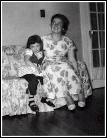 Femme et jeune fille assises sur un divan.