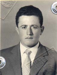 Passport photo of young man in suit and tie.Photo de passeport du jeune homme en costume et cravate.