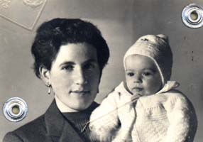 Photo de passeport de la jeune femme avec petit bébé, bébé portant bonnet et pull en tricot blanc.