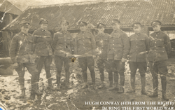 Vieille photographie craquelée d’Hugh et de compagnons d’armes pendant la Première Guerre mondiale.