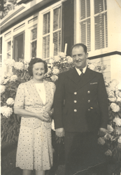 Hugh et sa femme Audrey debout devant une maison. 