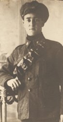 Portrait du jeune Hugh en uniforme de service. 
