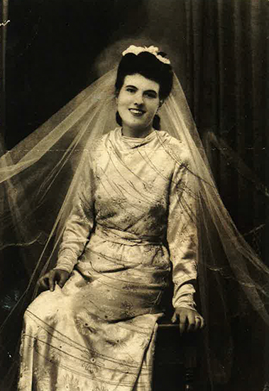 Voici ma mère Edith Wallace (née Metcalfe), et moi (Susan Margaret) en mai 1946.  J’avais 3 mois. Ma mère  porte la médaille d’artillerie que mon père lui a donnée après leur mariage. La médaille était appelée “broche bien-aimée”.  Le chandail tricoté de ma mère (en jaune) et ma robe de baptême (en laine blanche, même motif que son chandail). 
