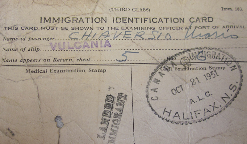 Carte d’identité de l’immigration avec timbre de l’immigration du Canada à Halifax.