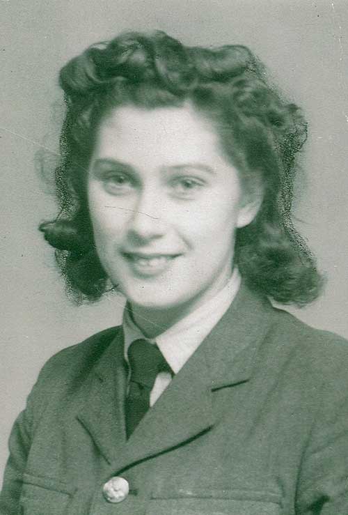 Une jeune femme en uniforme militaire.