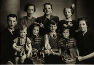 Portrait de famille d’Enne et Wiebrigje avec leurs sept enfants.