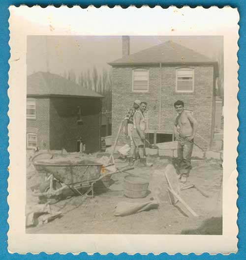 Trois jeunes hommes sur un chantier.