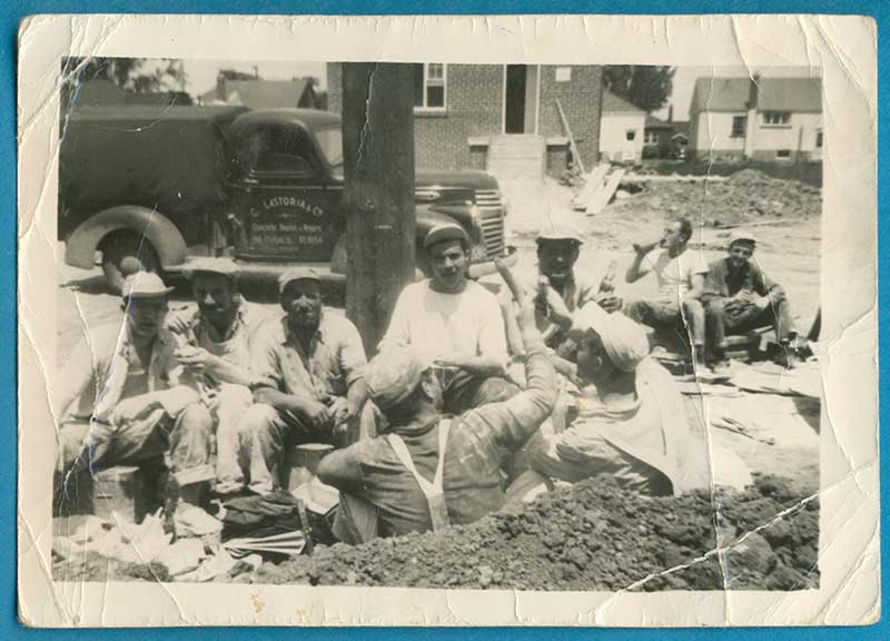 Image d’archives de quelques jeunes hommes sur un chantier de construction.