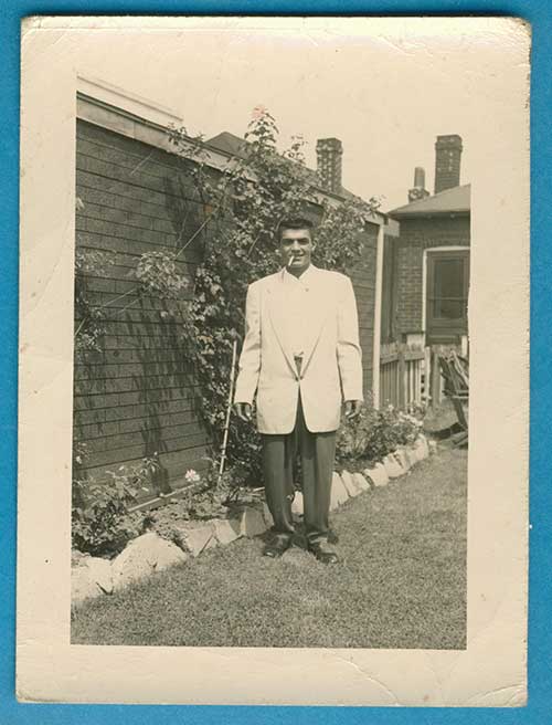Image d’archives d’un jeune homme debout dans un jardin.