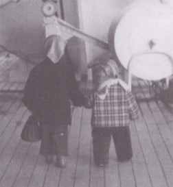 Deux enfants à bord du bateau, tournant le dos à l’appareil photo. 