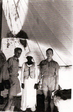 Le jeune Orland et deux autres hommes en Égypte. 
