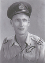 Portrait du jeune Bob, portant son uniforme de pilote et une casquette.