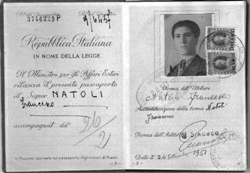 Passeport italien montrant la page de la photographie du jeune Francesco Natoli.