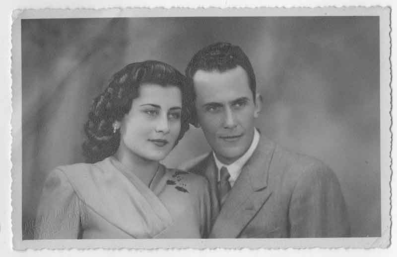 Photo en noir et blanc d’un jeune couple se tenant l’un à côté de l’autre.