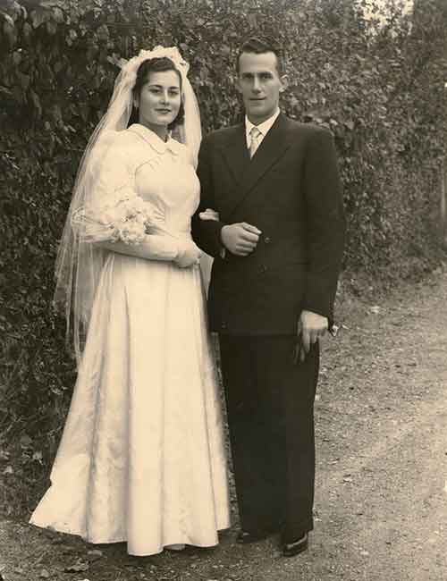 Photo en noir et blanc du couple le jour de leur mariage.