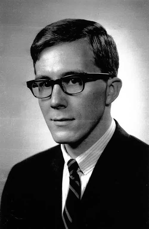 Portrait d’un jeune homme portant des lunettes.