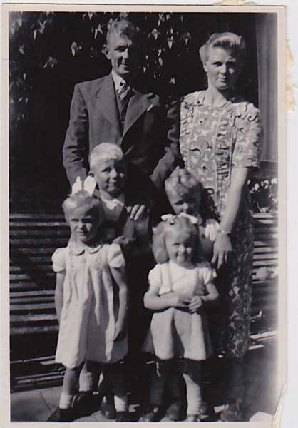 Photo en noir et blanc du couple avec quatre enfants.