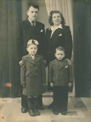 Portrait de famille complet de la mère, du père et de deux jeunes enfants.