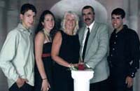 Photo récente en couleur de cinq membres de la famille Damiani.
