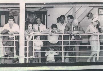 Plusieurs adultes et enfants sur le pont de la Vulcania.