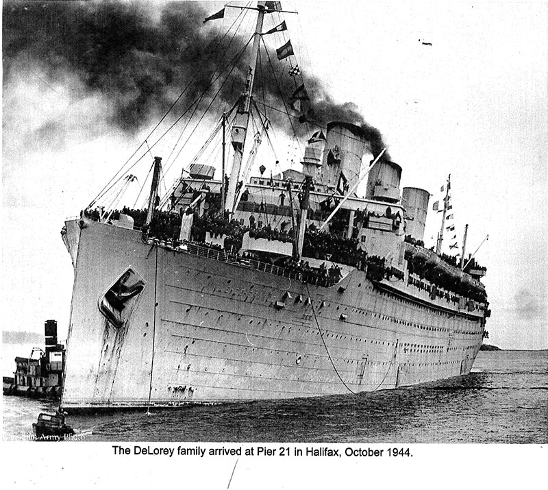 Image archivistique d’un énorme vaisseau avec de la fumée noire provenant de sa cheminée.