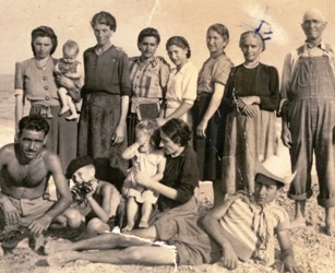 Jaune, photo de famille avec plusieurs membres assis ou debout.