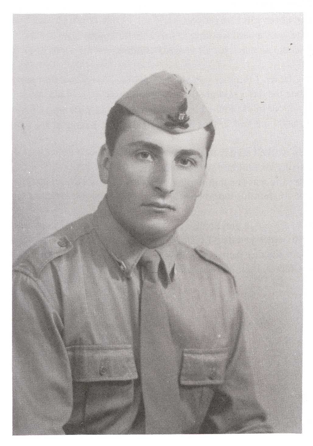 Portrait militaire d’un jeune homme en uniforme.
