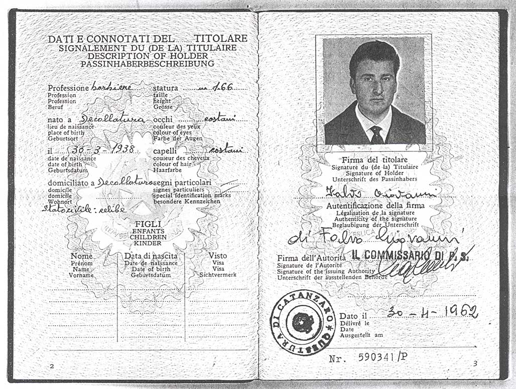 Vieux passeport montrant un jeune homme et beaucoup d’écriture italienne.