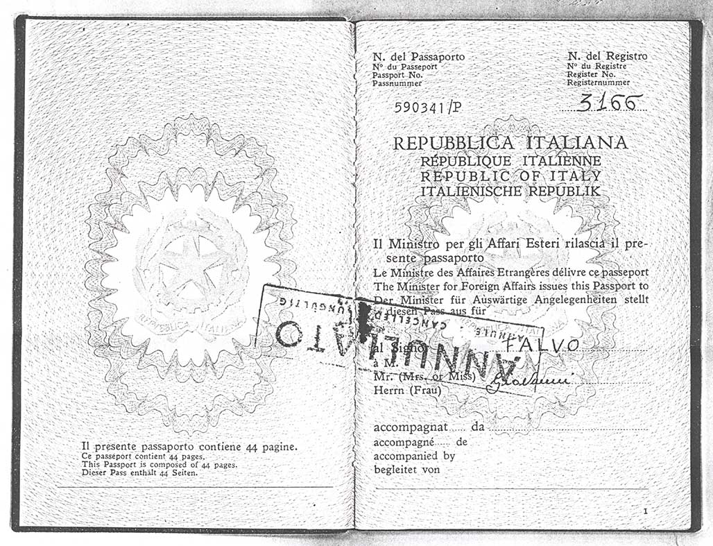Une autre page de photos de passeport montrant les timbres d’immigration.