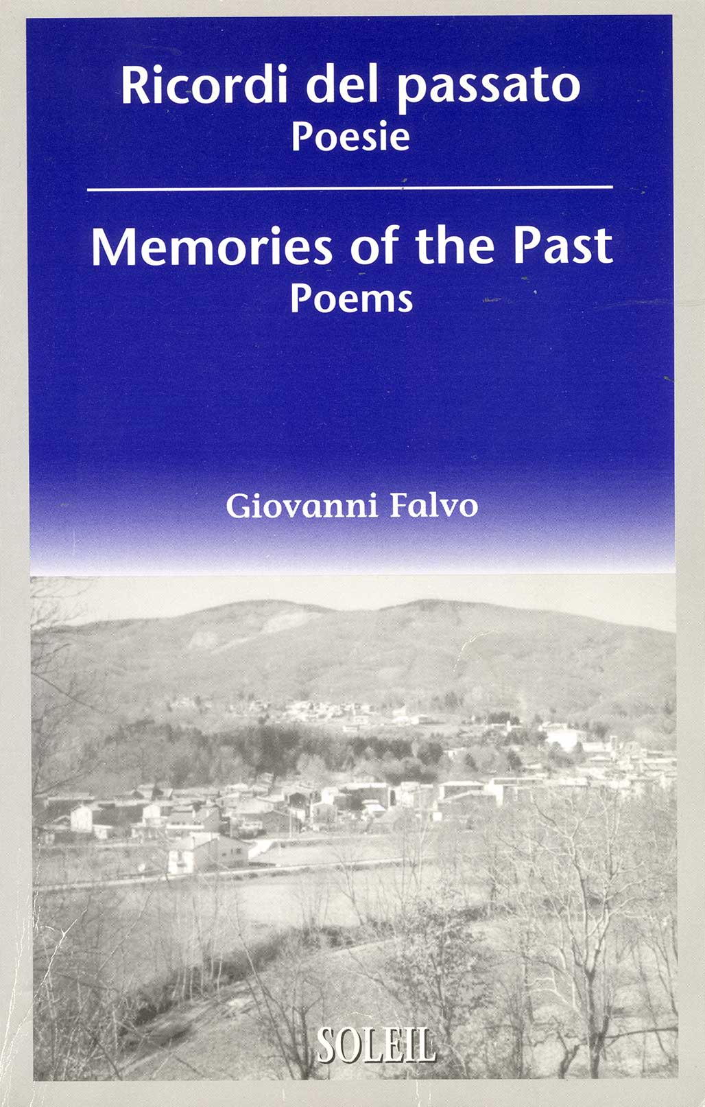 Une couverture de livre bleu avec l’écriture en italien et la traduction en anglais : Memories of the Past Poems.